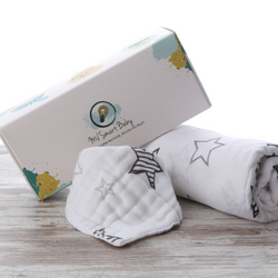 Mussola stelle abbinata a bavaglino stelle. Assorbenti e traspiranti, ottima idea regalo per neomamma.  bavaglini Mv Smart Baby