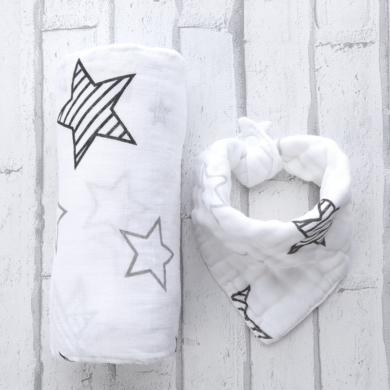 Mussola stelle abbinata a bavaglino stelle. Assorbenti e traspiranti, ottima idea regalo per neomamma. bavaglini Mv Smart Baby