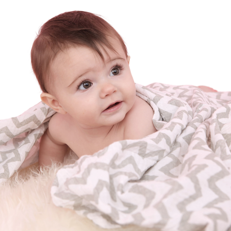 Bambina con Mussola MV Smart Baby con fantasia zic zac marroncine 